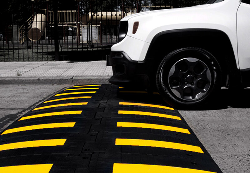 Como pasar un reductor de velocidad, sin generar daño a la  suspensión del auto.